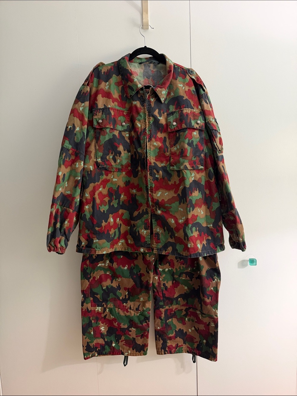 Men's Hess Alpenflage Set in Red, Green & Brown